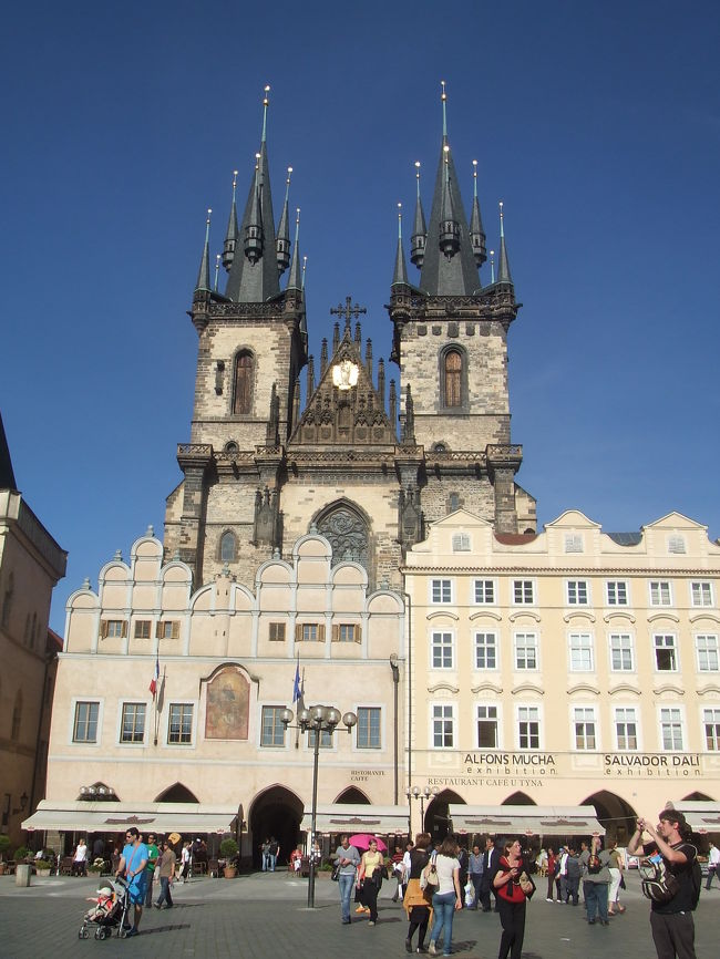 広場の東に建つ、ティーン教会。２本の塔の高さは、８０mあるそうです。