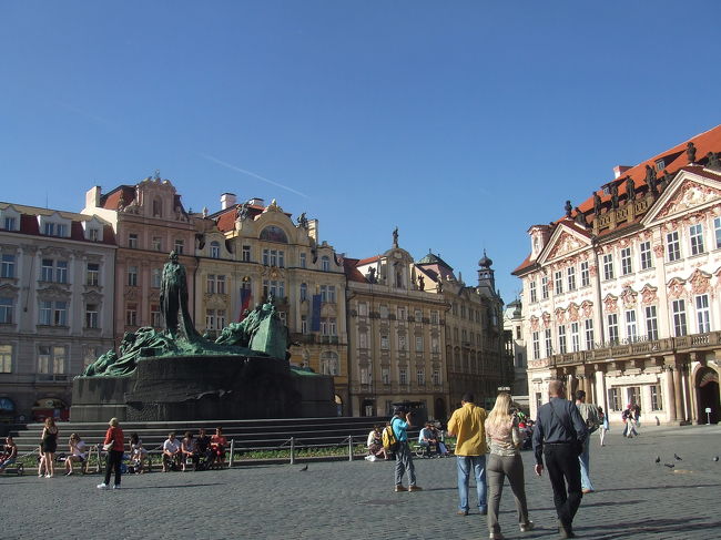 写真左手に見えるのは、広場のシンボル「ヤン・フスの像」。迷子になったら、ここで集合！がいいかも。