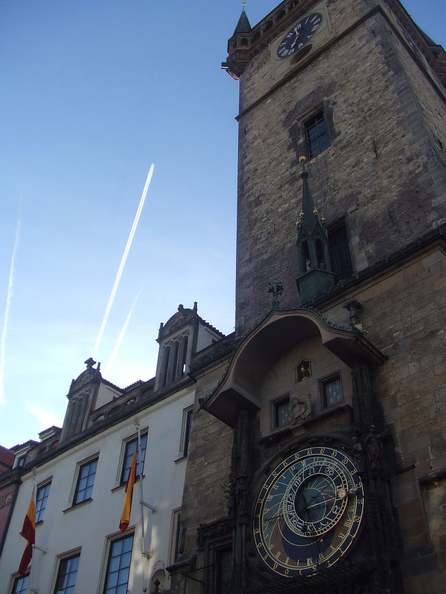 広場を挟んでティーン教会と向かい合うようにして立つ、旧市庁舎です。ちょうど飛行機が飛んできたので、パチリ。建物前には、天文時計を見ようと、どこにこれだけ人がいたんだ！？と思うほど、観光客が集まってきました。