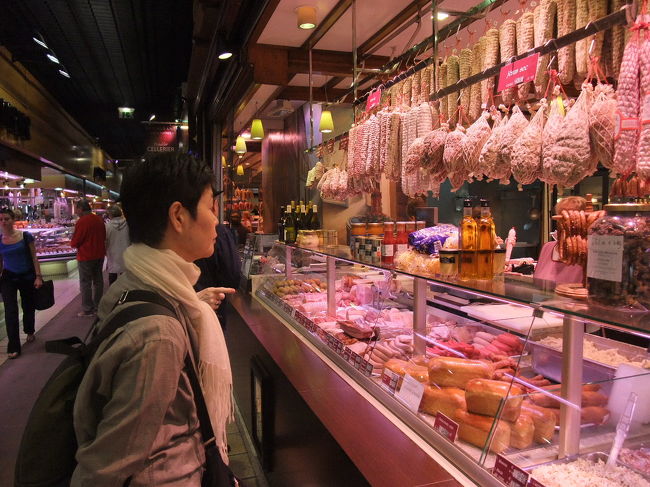 ポールボキューズ市場へ行きました。午前10時30分頃の風景です。美味しいものがたくさんありました。
