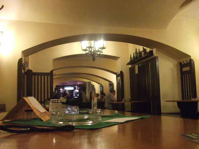 やっっっと夕飯にありつけます！ホスポダ（居酒屋）にやってきました。選んだのは、カレル橋の一本北側にあるマーネス橋の近くにある、「U Rudolfina」というお店。一般的にオープンテラスが人気らしいのですが、ここは地下でゆっくりと食事をいただけます。１階はバーみたいになっていて、地元のひとたちでとても賑わってました。<br /><br />ちなみにこの店は、ツェレトゥナー通りにあるボヘミアングラスや陶磁器、民芸品などを扱う「ツェレトゥナー・クリスタル」というお店の日本人スタッフさんが教えてくれました。ブルーオニオンの柄プリントされたカップを購入した際に、おすすめのホスポダを教えてほしいとお願いしたら、丁寧に教えてくれました。感謝！