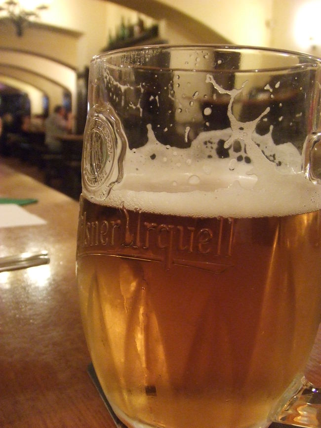 うおぉぉぉ〜◆※□▼♪　グビグビ…　ぷはー<br /><br />この瞬間のために、街歩きの際も水分補給を我慢していた甲斐がありました。むっちゃウマイ！チェコに来たからには、やはりビールでしょう。<br /><br />ところで、「水よりも安い」って、ほんとうですね。オストラヴァでもスーパーでビールを購入しましたが、銘柄によるものの、安いものはたしか350ml缶で100円未満だったような…。ホテルで飲んだドラフトも、日本とは比較にならないくらい安かったと記憶しています。<br /><br />