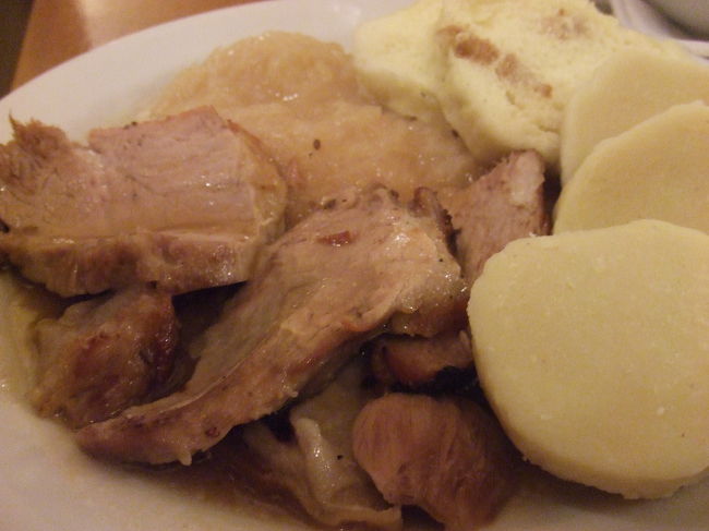 「豚肉とローストのクネドリーキとザウアークラウト添え」！本によると「典型的なチェコ料理」だそうです。<br /><br />両方とも、とても美味しかったです。お店の雰囲気も、料理にも満足して、翌日の夕飯もここで食べるわたしたちでした…。<br /><br />