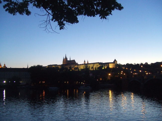 満腹になって、外に出てみるとさすがに日が暮れていました。たしか、22時くらいだったかなぁ。プラハ城がライトアップされ、荘厳な雰囲気に。腹ごなしに、対岸まで歩き、カレル橋を通ってホテルまで帰ってきました。