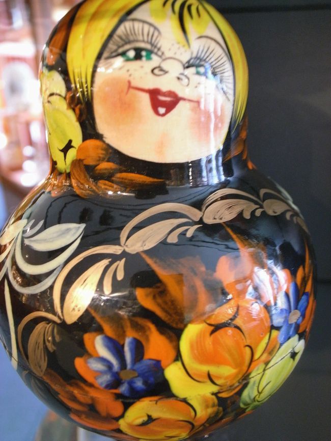 おまけ。<br /><br />ブサかわいい（？）マトリョーシカ風のお土産物（Mちゃん激写）。プラハ中心部はさすがに観光地価格だけど、それでも日本や他国と比べたら、うんと物価は安いと思います。それに、乙女ゴコロくすぐるお土産物屋さんが、ほんとうにたくさんあるので、雑貨好きにはたまりません！
