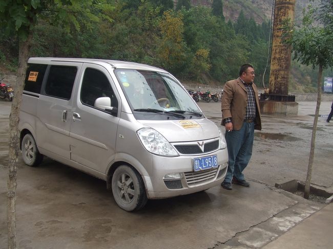 ホテル一階にある尭都旅行社で「壷口瀑布１日遊」に参加。人員は私たち夫婦のみで実質的な貸切となりました。<br />この小さな車でいくつもの山、谷を超えて瀑布まで行ってくれました。