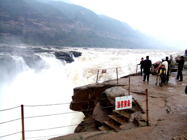 片道三時間半をかけてようやく壷口瀑布に到着です。<br />地響きとともに落下する大量の水。落差はあまりありませんが、すぐ近くまでいけるのと大量の水とで迫力満点です。