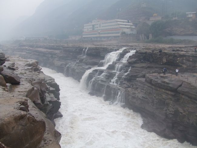 向かい側が陝西省です。陝西省側より山西省側のほうがより黄河に近づいて見学できるようです。