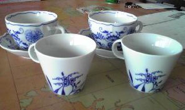 おまけ２（バックが散らかっててスミマセン…）。<br /><br />後ろにならんでいるのが、オストラヴァで購入したブルーオニオンのカップ＆ソーサーです。同じものがプラハでは、約1.5倍で売られていましたョ〜。<br /><br />手前のカップは、先に出てきた<br />「ツェレトゥナー・クリスタル」で購入しました。ブルーオニオンの柄の一部を拡大プリントしたものだそうです。ネスプレッソのコーヒーがちょうど一杯、いい具合に入るくらいの大きさです。しかもコレ、一個600〜700円位だったような…。例の日本人スタッフの方が、割れないようにしっかり包装もしてくださいました。 <br />