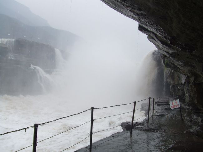 トンネルを通ってより滝に近づくことが出来ます。ここまで近寄ると水しぶきで大変です。
