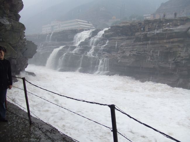 黄河は身をくねらせるように下流に流れていきます。