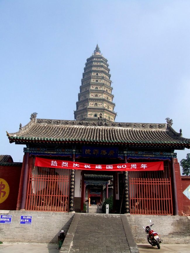 翌日は広勝寺の見学です。<br />素晴らしい秋晴れに恵まれました。<br />広勝寺は上寺、下寺に分かれています。後ろに見える塔は｢飛虹塔｣で、このお寺のシンボルにもなっています。全体を彩色レンガで覆われとても美しい塔です。<br />閑話休題。まずは上寺の紹介です。