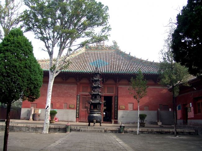 広勝寺は漢代の創建ですが、荒廃と改修を重ね、現在の建物は明代のものであるか、形式と構造に元代の様式を留める。出典：ぺりかん社刊「中国名勝旧跡事典」とあります。