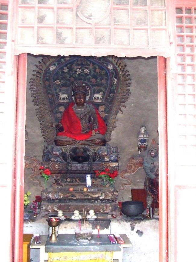 大雄宝殿内の仏像です。