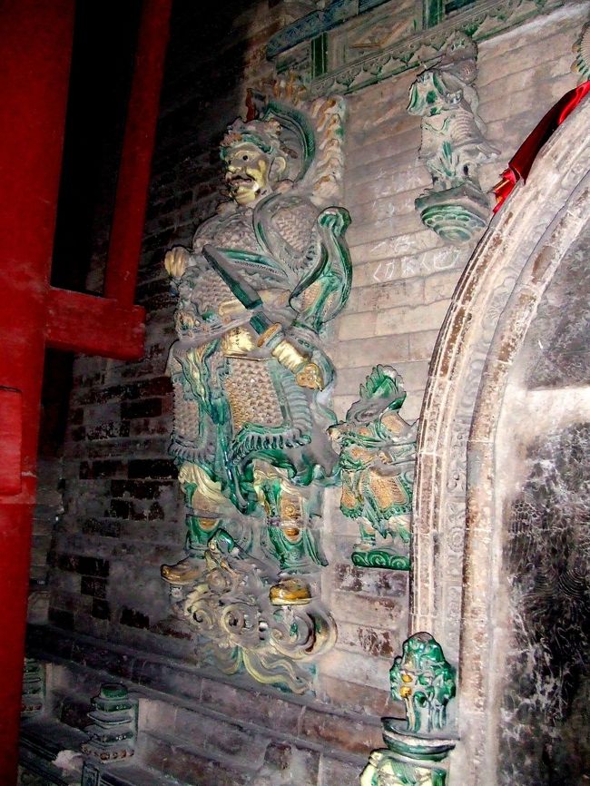 飛虹塔の内部です。２階まで上れます。このように内部にも彩色レンガで造られた像が安置されています。