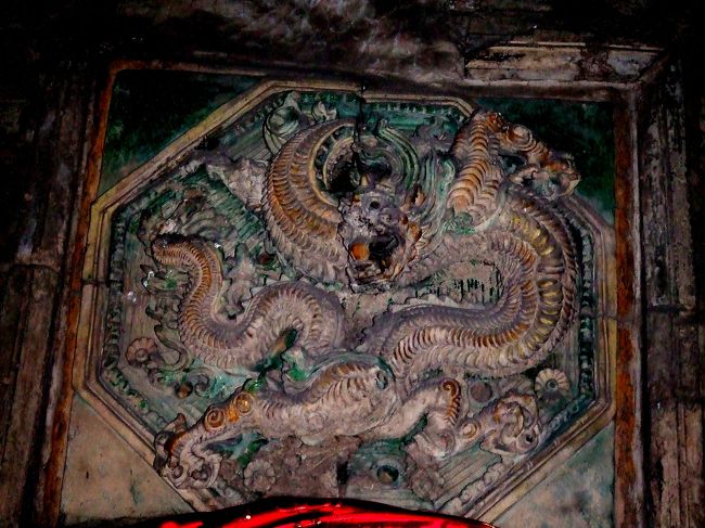 同じく飛虹塔の内部です。<br />ちょっと分かりずらいのですが、龍が体をくねらせています。