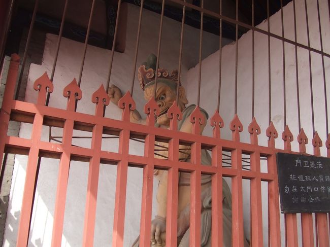 柵があって分かりにくいのですが、仁王像です。ちょっとスリムで迫力不足かな。