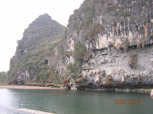 こんなにゆるやかな流れですが、<br />侵食しています。