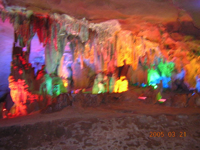 鍾乳洞。<br />明かりの感じが中国っぽいです。