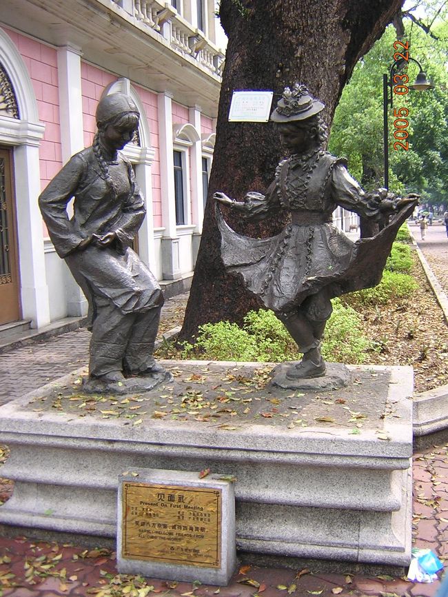 こんな彫刻が公園にたくさんありました。