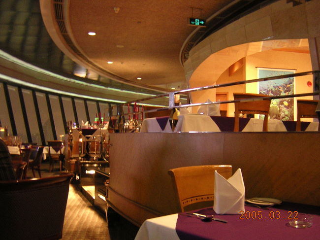 ホテルは花園酒店。<br />こちらはスカイラウンジ。<br />夜景がきれいです。<br />この辺には高級ブティックが沢山ありました。