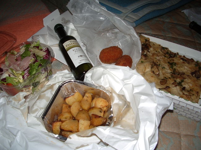 学生の貧乏旅行なのでいろいろ買って<br />ホテルでの夕食。<br /><br />エノテカでワインGET！安い！<br />あとはBARでピザやら購入。