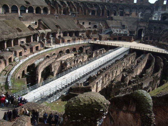 コロッセオの中。<br />こんな感じなんです。<br />日記など書きながら気づいたら２時間ここで<br />日向ぼっこしてました（笑）