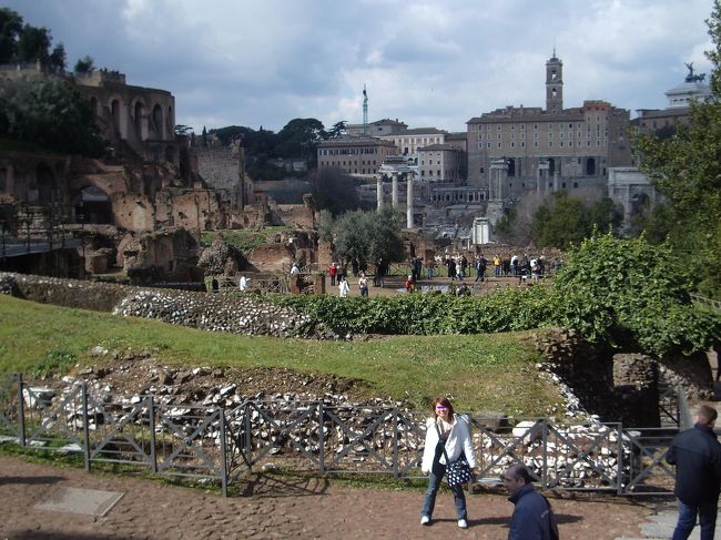 フォロ・ロマーノ。<br />古代ローマの中心がここにあったのです。<br />いちいち感動してしまいます。<br />古代と現代が融合しているこの場所に<br />自分がいるなんて・・・<br />