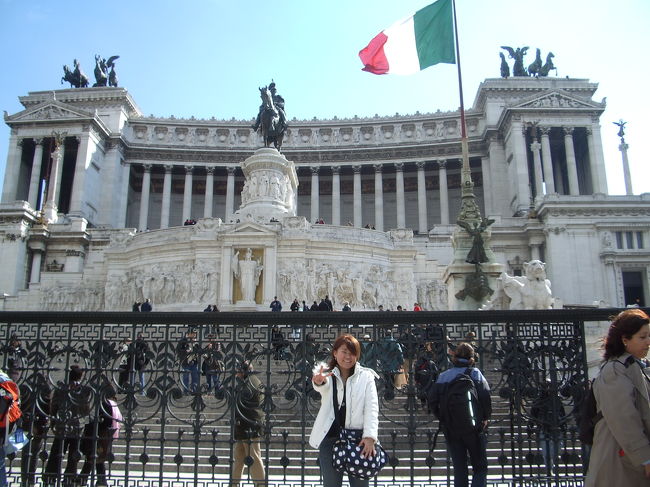 エマヌエーレ２世記念堂。<br />立派な建物です！そして美しいです。