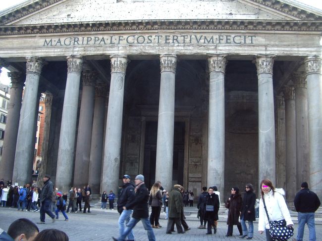 パンテオンです。<br />街のど真ん中にあります。