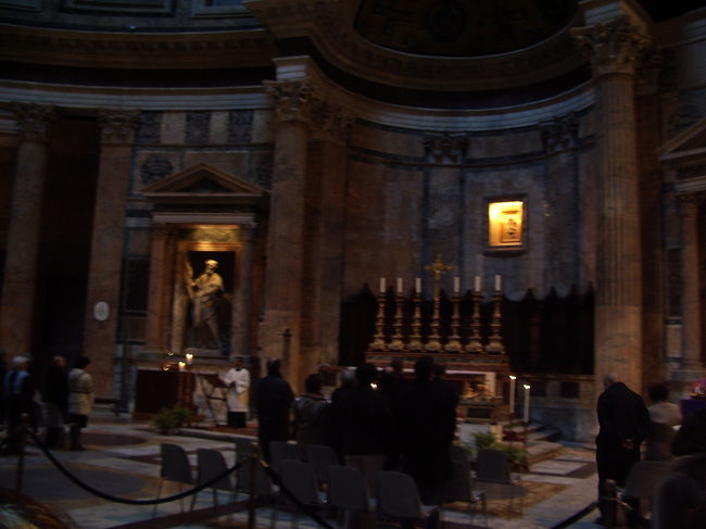 中ではミサが行われていました。