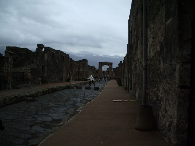 ポンペイにやってきました。<br />歩道を歩いています。<br />ビートルズを意識しています。