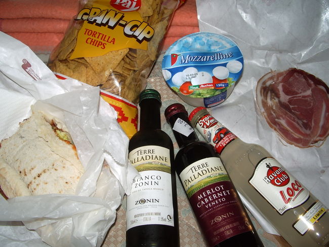 イタリア帰国後しばらくモッツァレアチーズに<br />はまりました。<br />生ハムを街のハム屋さんで２、３枚スライス<br />してもらいました。<br />お酒の飲み方を覚えたイタリアの夜。