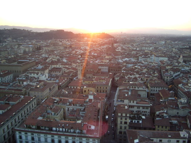 フィレンツェの町の夕日が沈みます。<br />夕日に染まる町並みが本当に美しくもあり<br />切なくもなります。