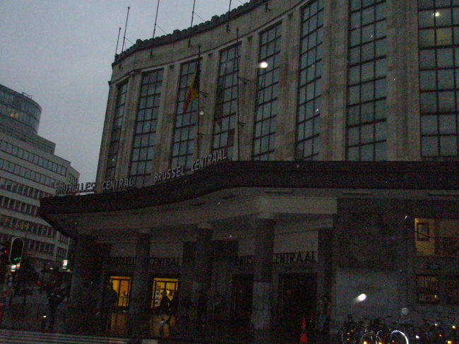 電車で国境を越えました。<br /><br />今回の旅では、空路・海路・陸路、全ての方法で国境を越えました！<br />いずれの方法でも、欧州シェンゲン協定内なのでチケット購入時に、窓口の係りの方にパスポートの提示をしただけ。<br />あまりにも簡易な方法なので拍子抜けです<br /><br />さて、今回の旅6カ国目、最終国のベルギー入国です！！！<br /><br />ブリュッセル中央駅です。<br />今回の旅で初めての雨でした。<br />雨のせいか、ちょっと寒い・・・<br />夜遅かったので、さすがに薄暗いです。<br /><br />ところでベルギーも王国です。<br />そしてベルギーの公用語は、フランス語、ドイツ語、オランダ語。<br />地方によって話されている言葉が違います。<br /><br />ゲルギーの首都ブリュッセルは、フランス語とオランダ語のニ言語地域です。<br /><br />ブリュッセルは、EUやNATOの本部も置かれている国際都市です。<br /><br />駅から市内中心部へ歩いていきました。<br />