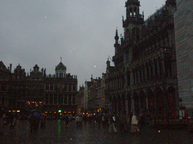 ブリュッセル中心部を通り、世界遺産の「ブラン・プラス」に向かいます。<br />グラン・プラスは「世界で最も美しい広場」と言われています。<br /><br />暗くてちょっと見にくいですね・・・<br />