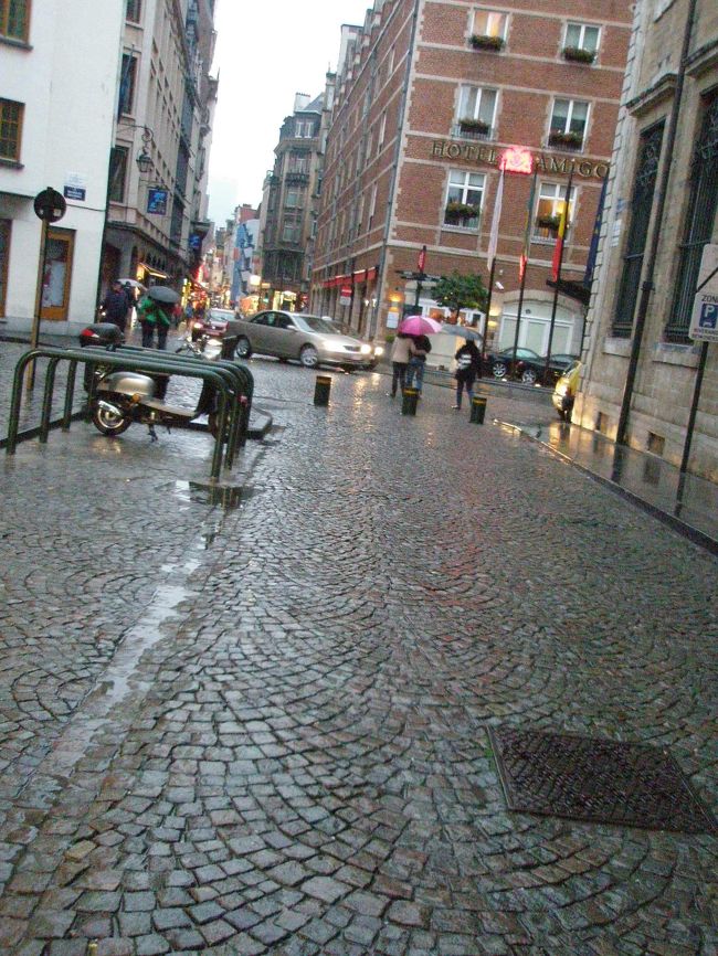 雨にぬれた石畳の道