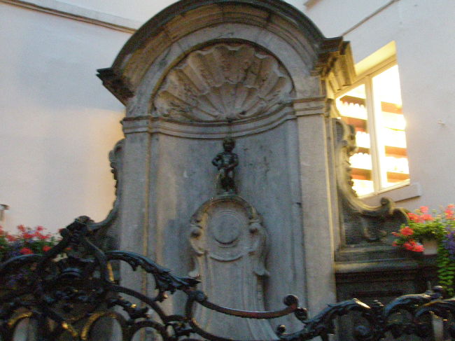 そして、グラン・プラスからちょっと離れたところに、「世界三大がっかり」の一つ「小便小僧」もあります。<br /><br />確かにちいさ・・・