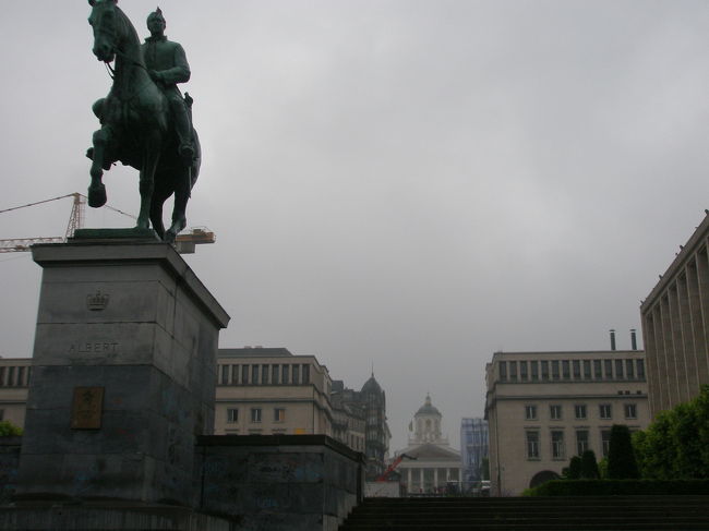 翌朝、今日も雨です。<br /><br />さて、今日は旅行８日目。そろそろ疲れのピークかな？けど、慌しく幾つもの都市を見てまわっているので、そんな疲れはすぐに飛んでいってしまいます。<br /><br />これはベルギー王立図書館です。<br />奥に見えるのが王立美術館。<br /><br />時間があったら行ってみたかったのですが、今回はとても時間が取れそうにありません。残念ですが、次回にしましょう。<br />