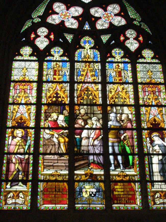 北欧はシンプルな教会が多かったのですが、ベルギーでは教会の外観も内部も豪華です。<br />さすがカトリックの国ですね。<br />