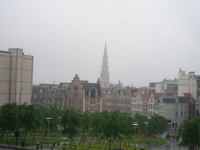 教会は高台に建てられているので、グランプラスが見えます。