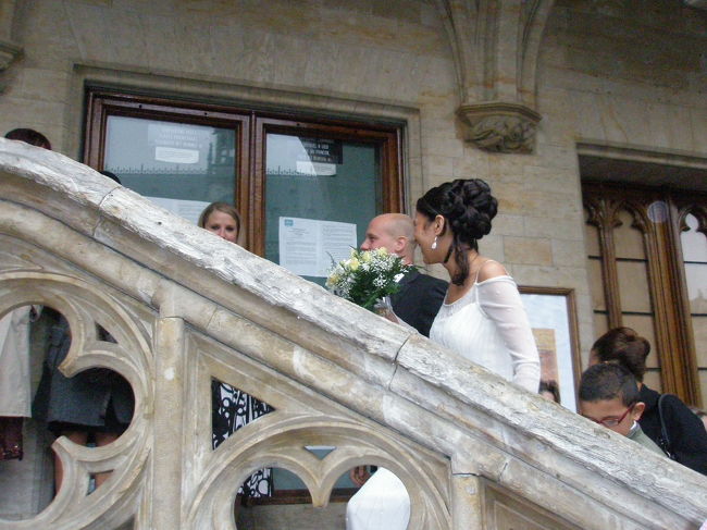 グランプラス内で、ちょうど結婚式が行われていました。この建物は市庁舎。<br /><br />ヨーロッパでは、市庁舎で結婚式がよく行われていますよね。日本ではありえない話だ。