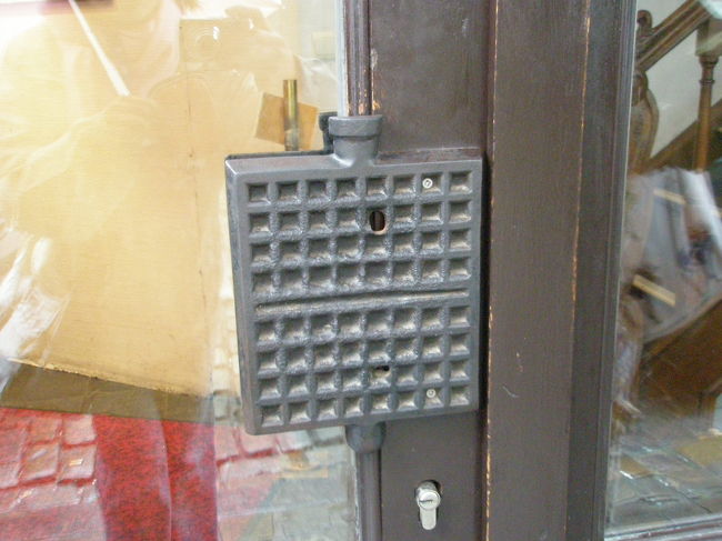 入口ドアがワッフルの形だぁ！