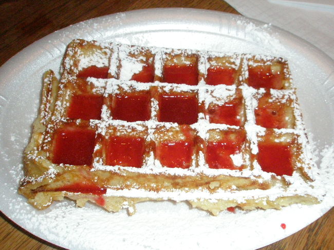 ベルギーのワッフルは日本でもおなじみですが、<br />実は2種類あるんです。<br /><br />ふわふわしてやわらかいのが「ブリュッセルワッフル」、<br />固くてざらめが入っているのが「リエージュワッフル」。<br /><br />日本で見られるには「リエージュワッフル」です。<br /><br />ダンドワで頂いたのは「ブリュッセルワッフル」<br /><br />本当にふわふわ。パンケーキのような味でした！<br />