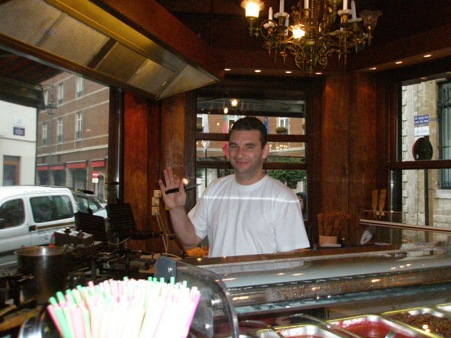 おちゃめなダンドワのおっちゃん。<br /><br />友人とここで別れて、夜まで別々に行動しました。<br /><br />友人は去年もベルギーを訪れていて、これから私が行こうとしているアントワープにも訪問済み。<br /><br />ということで、今日一日は一人旅です。<br />