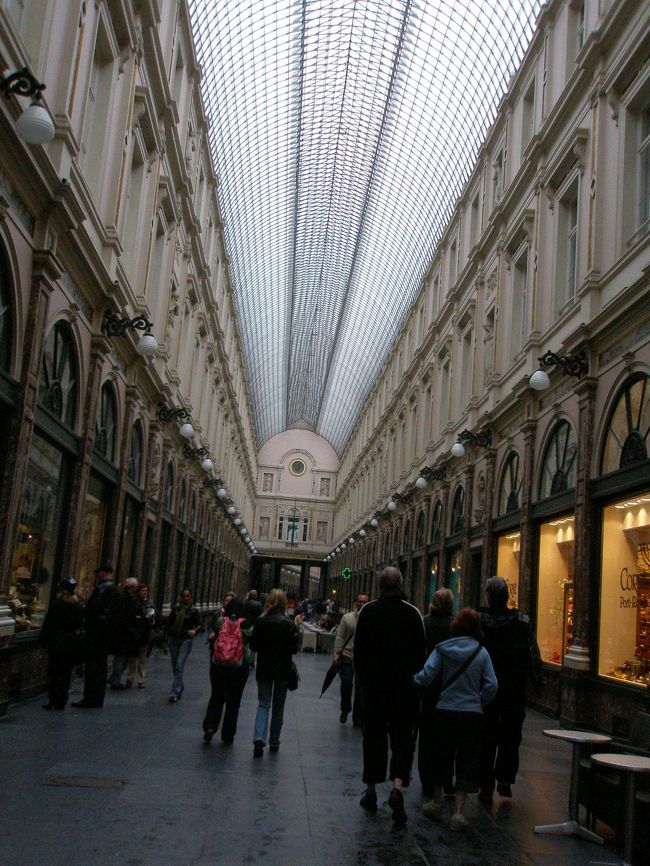 途中、アーケードを見つけました。<br /><br />そして再び、ブリュッセル中央駅に向かい、電車でアントワープへ向かいます。