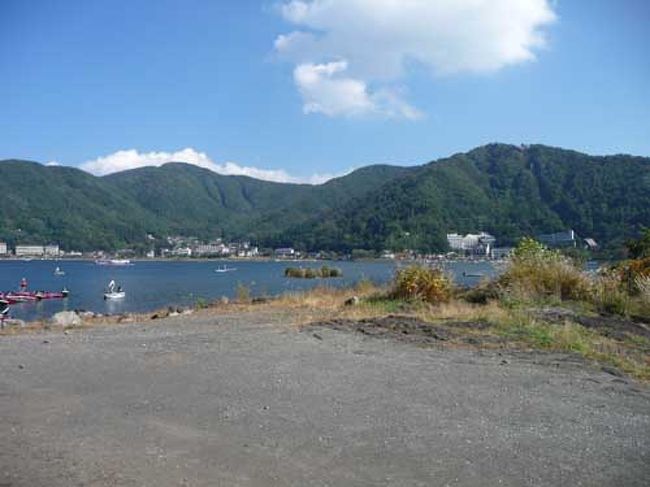 河口湖へ移動して、お昼ごはんにします。