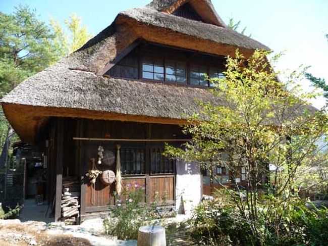 藁葺きのお家は、それぞれ資料館だったりお土産屋さんだったり。