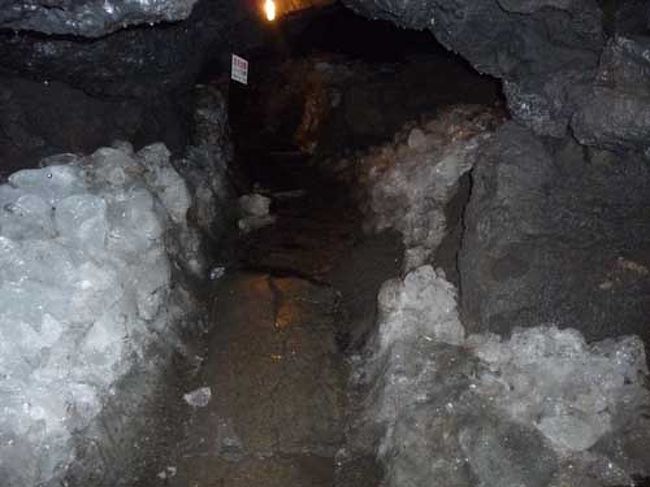 洞窟の終わり付近には、氷がごつごつした道が。<br />天然物なんだよね、すごい。