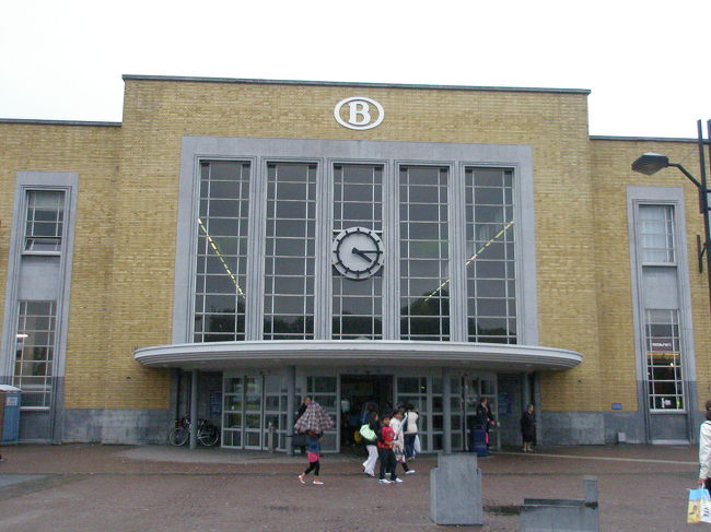 直行電車は1時間毎に１本ずつなので、アントワープからオステンド行きに乗り、１時間２０分で着きます。<br /><br />アントワープを出たのが３時ちょっと前。<br /><br />車窓からの風景はまた牧歌的な風景で素晴らしかったのですが、思いつきのブルージュ旅行となったので、電車を間違えずに乗れたか、途中確認しながらの電車の旅でした。<br /><br />思いつきの旅ですからブルージュの知識もゼロです。歩き方でブルージュのページを熟読しました。<br /><br />１６時１５分に到着。<br />車内アナウンスも「ブルーゲ（ブルッヘ）」でした。<br /><br />駅を降りると、ありゃ？世界遺産にも選ばれている有名な観光地なのに、降車客も少なく、駅も閑散としています。<br /><br />あってる？！<br /><br />何度も確認してしまいました。